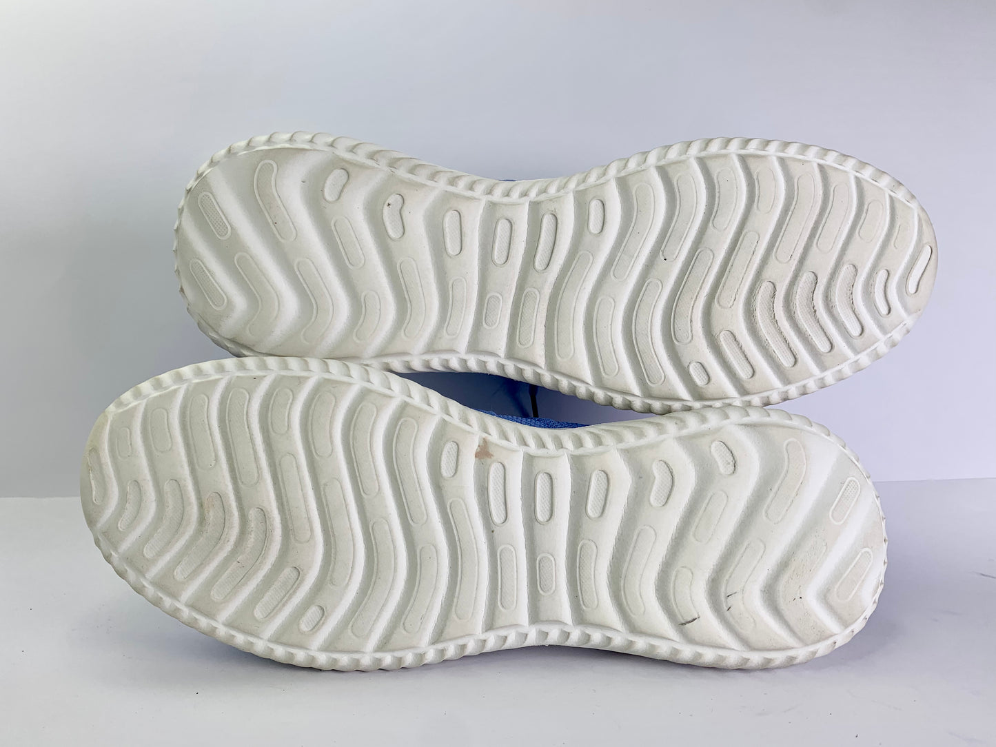 AKK Tennis shoes